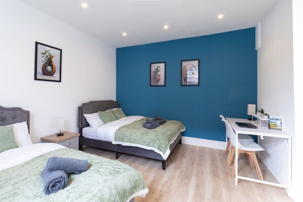 1 habitación, tabla de planchar con plancha, internet y ropa de cama