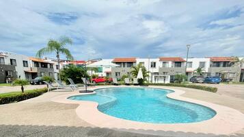 Utomhuspool och uppvärmd pool