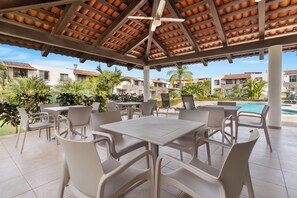 室外游泳池，恒温泳池