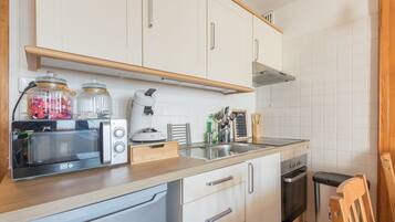 Fridge, microwave, oven, coffee/tea maker