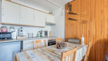 Fridge, microwave, oven, coffee/tea maker