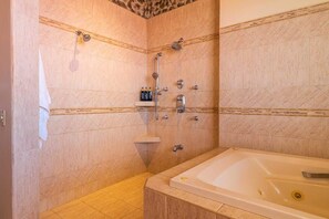 Dusche, Haartrockner, Handtücher, Shampoo