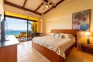 Tabla de planchar con plancha, cuna de viaje, wifi gratis y ropa de cama