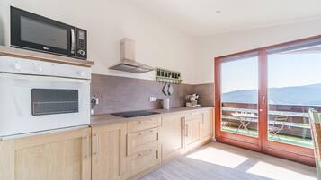 Een koelkast, een microgolfoven, een oven