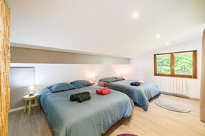 1 bedroom, bed sheets