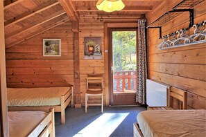 6 bedrooms, desk, iron/ironing board, WiFi