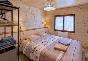 2 bedrooms, desk, iron/ironing board, WiFi