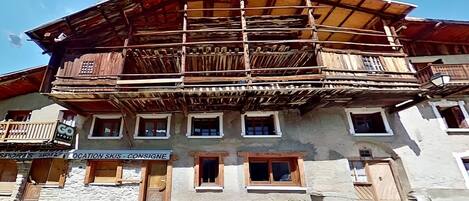 المنشأة من الخارج