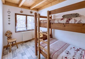2 bedrooms, desk, iron/ironing board, WiFi