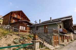 Un edificio in legno con un cartello 'PHILIP SPAITS' e una scala che conduce a un balcone.