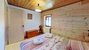 4 bedrooms, iron/ironing board, WiFi