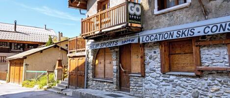 تفاصيل الفندق من الخارج