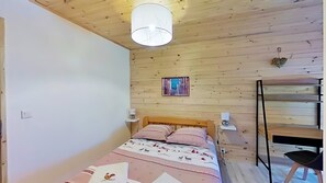 3 bedrooms, iron/ironing board, WiFi