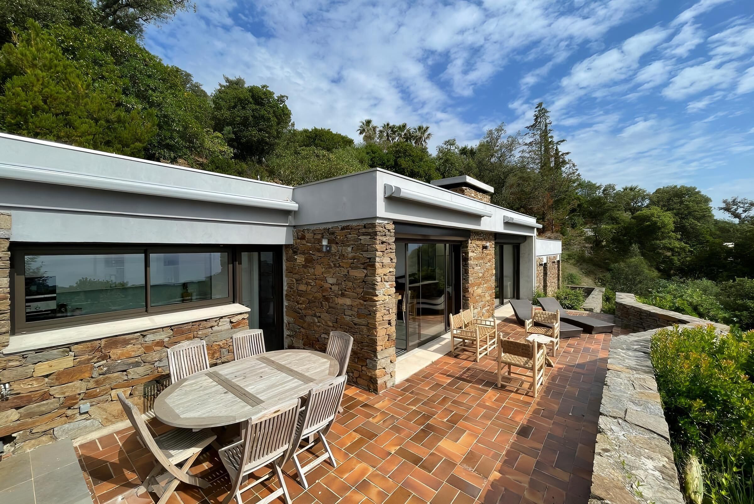 屋外ダイニングエリア