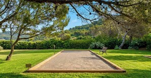 Un jardin bien entretenu, doté d’un green d’entraînement au golf, d’un banc et d’un panneau indiquant qu’il s’agit d’un espace privé.