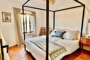 3 habitaciones, tabla de planchar con plancha, wifi y ropa de cama