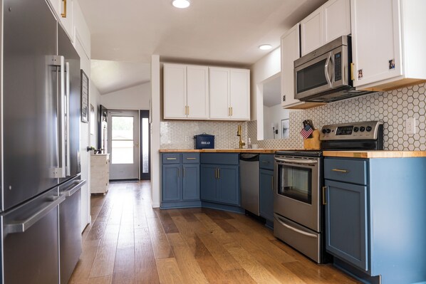 冷蔵庫、電子レンジ、オーブン、コンロ