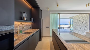 Deluxe-huoneisto, merinäköala | Yksityinen keittiö | Täysikokoinen jääkaappi, mikroaaltouuni, uuni, liesi