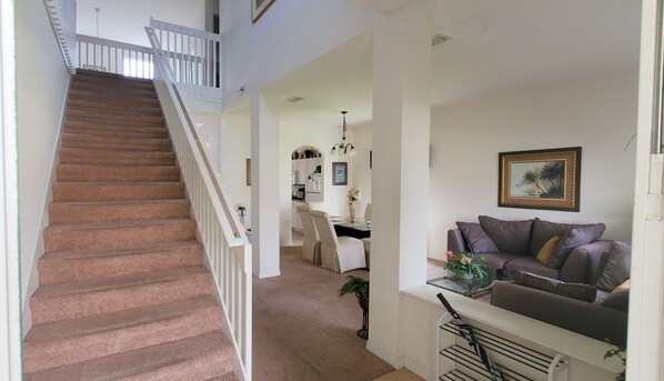 別墅, 多張床, 可使用泳池, 泳池景觀 (5 Bed Florida Villa - West Haven) | 起居區 | 42-吋平面電視,提供數位頻道