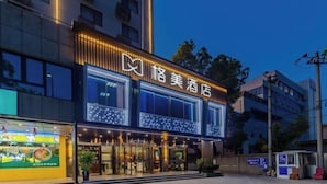 Un hôtel doté d’une façade moderne, de grandes fenêtres et d’une enseigne bien visible.