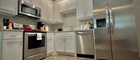 Frigorifero, microonde, forno, piano cottura