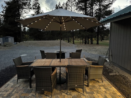 Outdoor dining. Charming 2-bedroom cottage waterfront on the little Deschutes River La Pine, OR