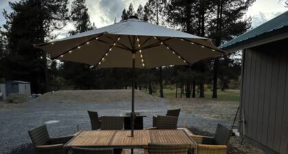 Charming 2-bedroom cottage waterfront on the little Deschutes River La Pine, OR