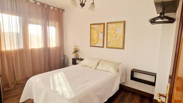 4 dormitoris, planxa i posts de planxar i roba de llit