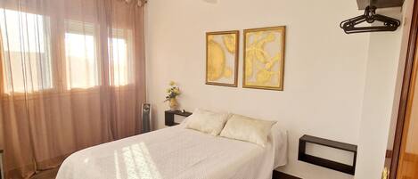 4 chambres, fer et planche Ă repasser, literie fournie