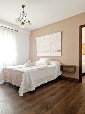 4 bedrooms, iron/ironing board, bed sheets