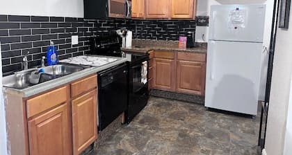 Convenient Walkout Basement Apartment, private entrance in Aurora with WiFi