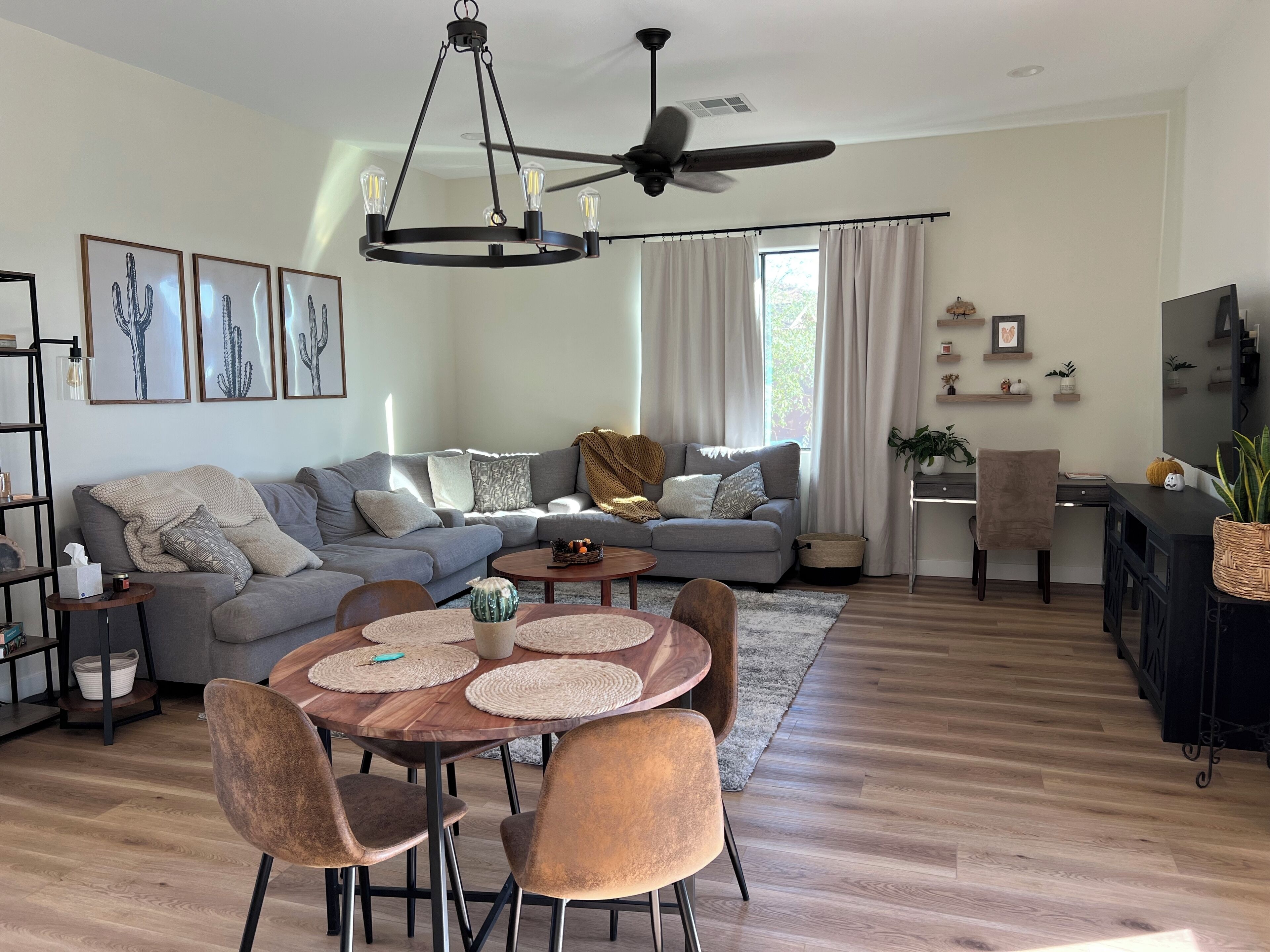 Een smart-tv, een open haard en boeken