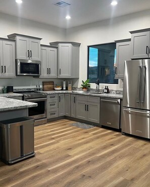 Frigorífico, microondas, horno y placa de cocina