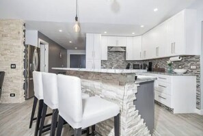 Frigorífic, microones, forn i placa de cuina 