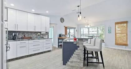 Charming 3-bedroom house with heated pool, AC and WiFi in beautiful Spring Hill