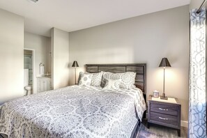 2 bedrooms, desk, Internet, bed sheets - Sunny San Diego Condo w/ Pool Access Near Wineries (San Diego)
