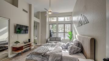 3 bedrooms, desk, iron/ironing board, free WiFi