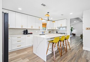 Kjøleskap, mikrobølgeovn, ovn og kokeplater