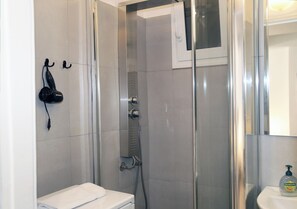 Regadera, secadora de cabello, toallas, jabón 