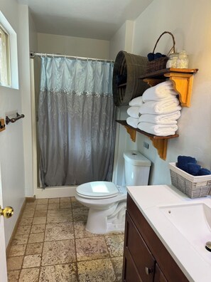 Dusche, Haartrockner, Handtücher