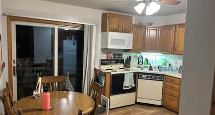 Cozy 3-br Oshkosh condo on Lake Winnebago canal. EAA, Lifest, XRoads,