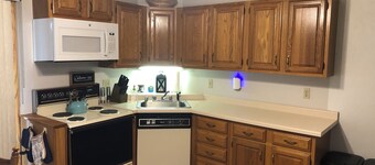 Cozy 3-br Oshkosh condo on Lake Winnebago canal. EAA, Lifest, XRoads, 