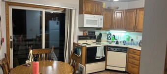Cozy 3-br Oshkosh condo on Lake Winnebago canal. EAA, Lifest, XRoads, 
