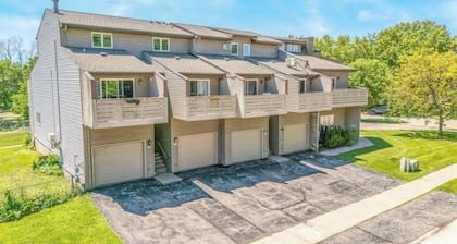Cozy 3-br Oshkosh condo on Lake Winnebago canal. EAA, Lifest, XRoads,