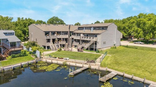 Cozy 3-br Oshkosh condo on Lake Winnebago canal. EAA, Lifest, XRoads, 