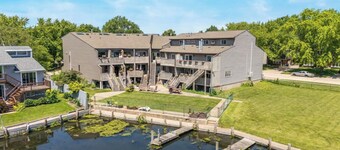 Cozy 3-br Oshkosh condo on Lake Winnebago canal. EAA, Lifest, XRoads, 