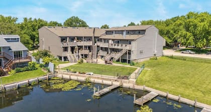 Cozy 3-br Oshkosh condo on Lake Winnebago canal. EAA, Lifest, XRoads,
