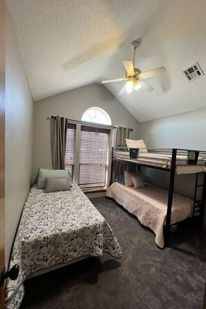4 bedrooms, iron/ironing board, free WiFi, bed sheets
