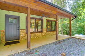 Terrace/patio - McCaysville Cabin: Fire Pit, BBQ + More! (McCaysville)