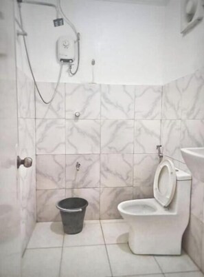 Serviettes fournies, savon, papier toilette